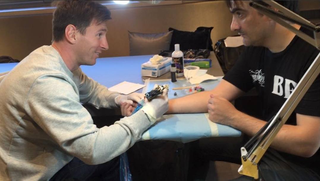 A parti invertite: Leo Messi ha tatuato il suo tatuatore ufficiale Roberto Lopez. Twitter